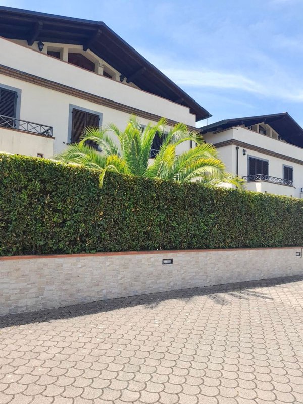 appartamento in vendita a Massa in zona Marina dei Ronchi