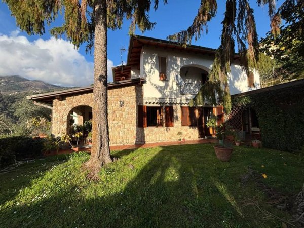 casa indipendente in vendita a Massa in zona Centro Storico