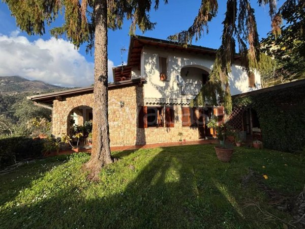 casa indipendente in vendita a Massa in zona Centro Storico