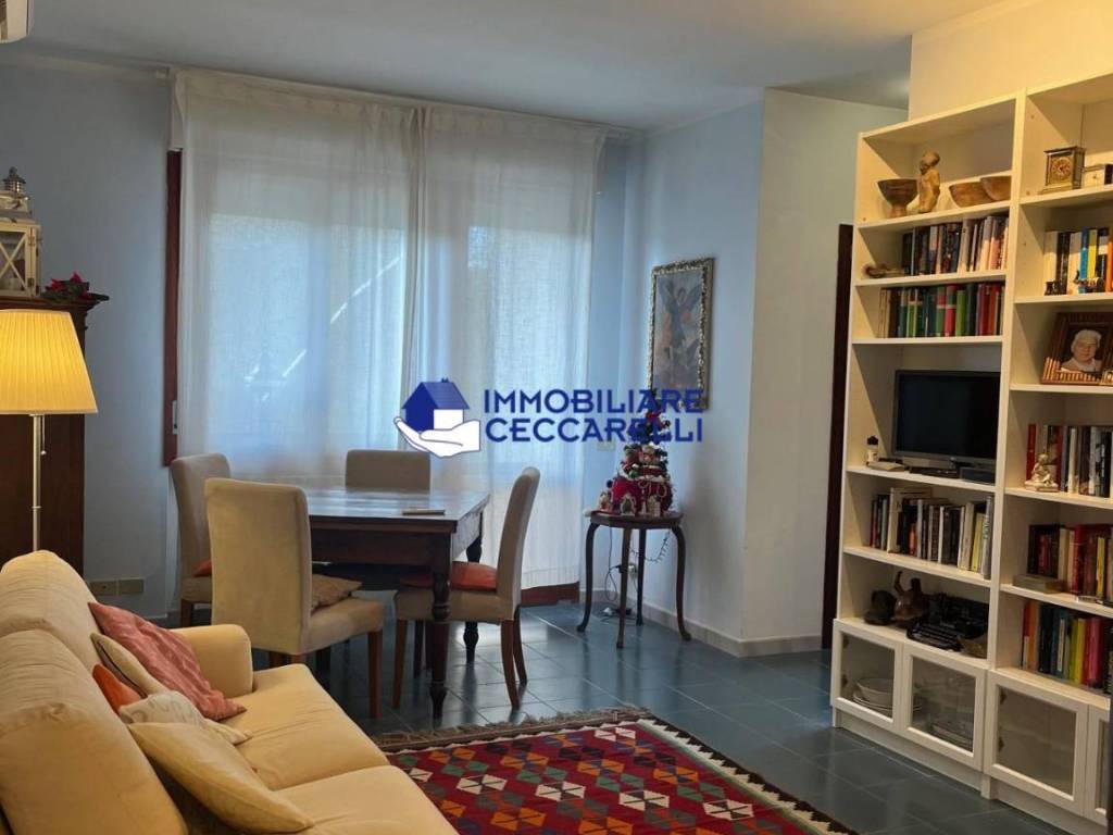 appartamento in vendita a Massa in zona Marina dei Ronchi