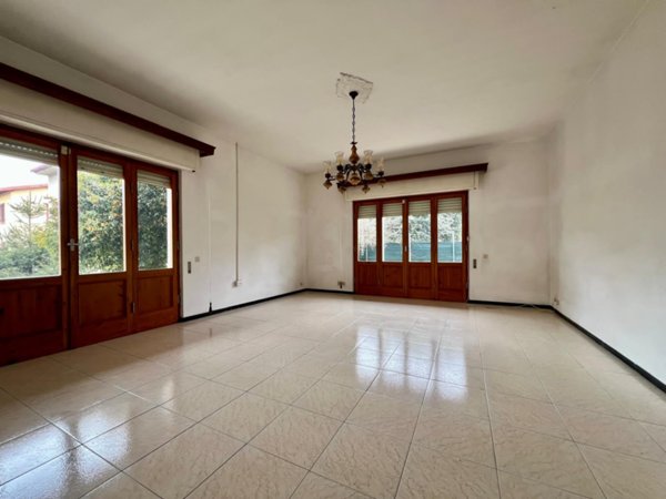 casa indipendente in vendita a Massa in zona Marina di Massa