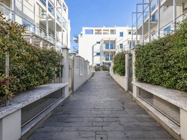 appartamento in vendita a Massa in zona Marina dei Ronchi