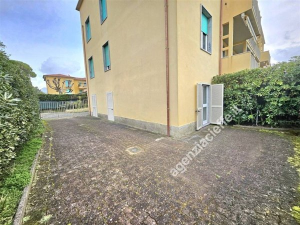 appartamento in vendita a Massa in zona Marina dei Ronchi