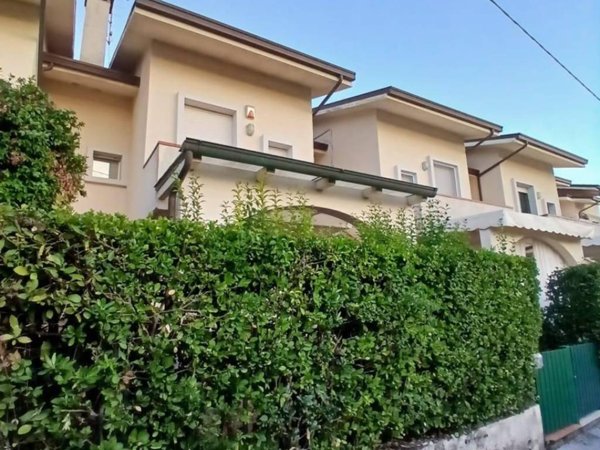 casa indipendente in vendita a Massa in zona Marina dei Ronchi