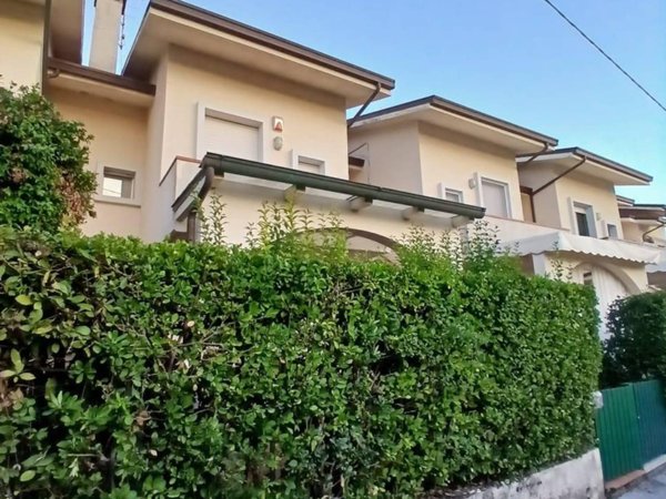 casa indipendente in vendita a Massa in zona Marina dei Ronchi