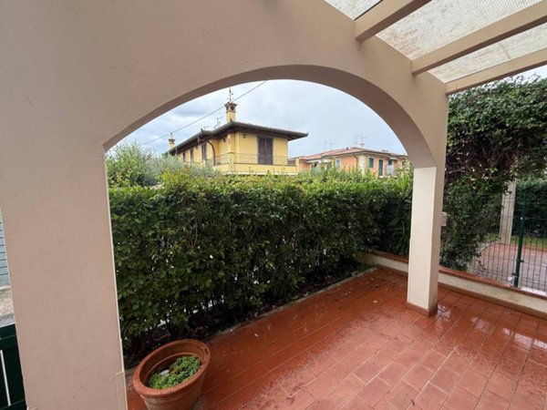 casa indipendente in vendita a Massa in zona Marina dei Ronchi