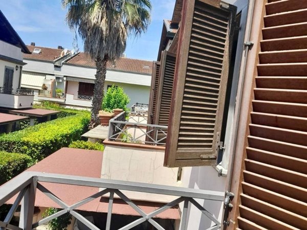 appartamento in vendita a Massa in zona Marina dei Ronchi