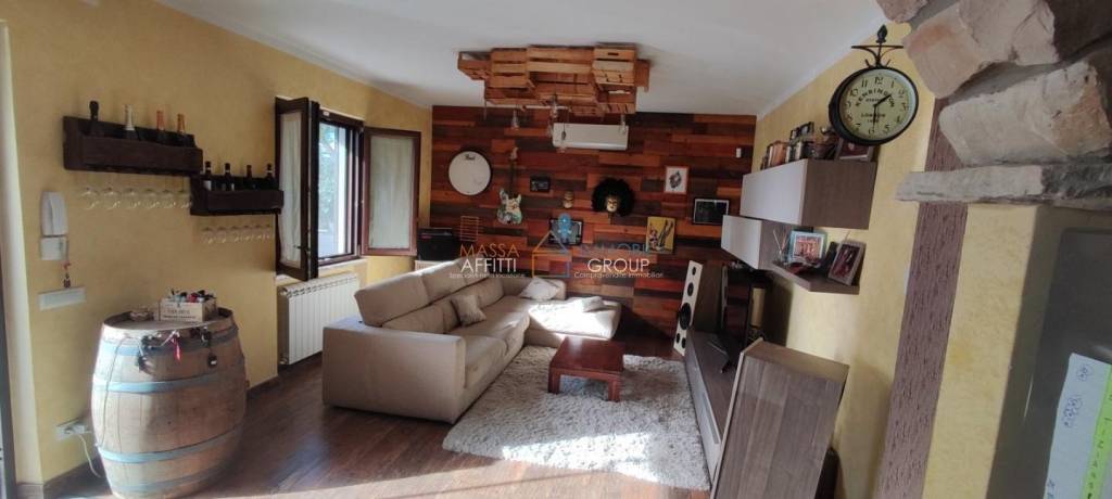 casa indipendente in vendita a Massa