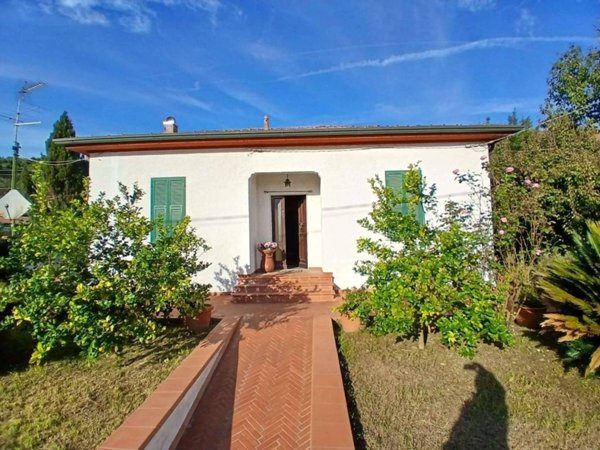 casa indipendente in vendita a Massa in zona Romagnano