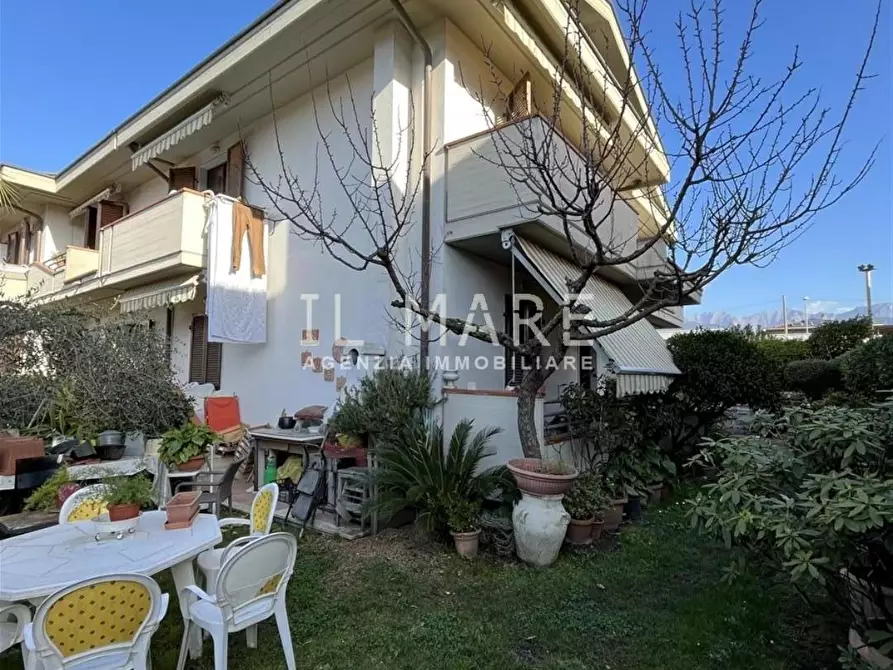 casa indipendente in vendita a Massa in zona Marina di Massa