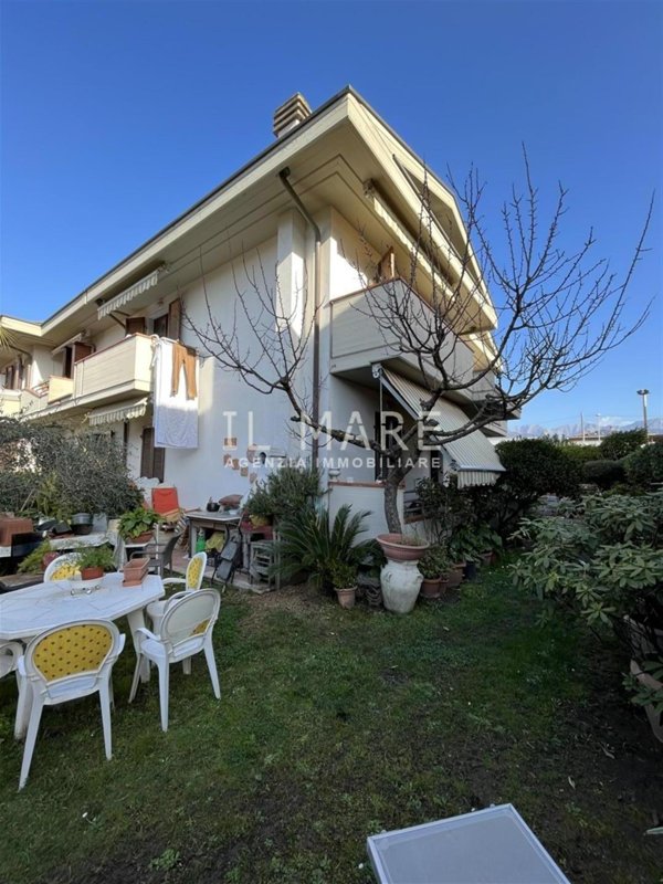 casa indipendente in vendita a Massa in zona Marina di Massa