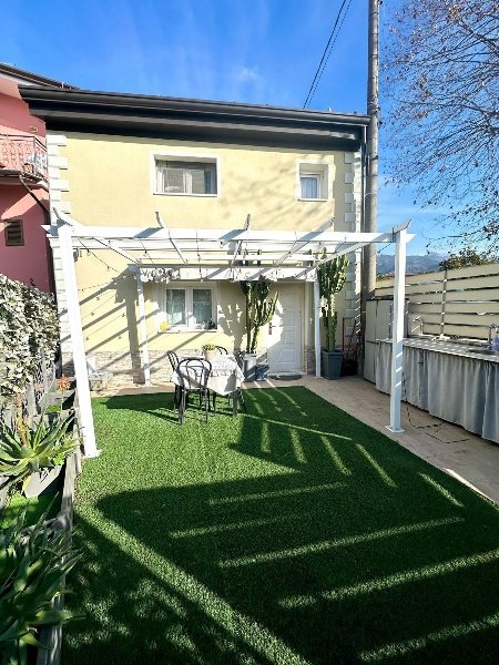 casa indipendente in vendita a Massa in zona Marina di Massa