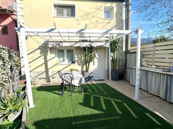 casa indipendente in vendita a Massa in zona Marina di Massa