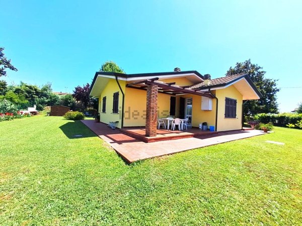 casa indipendente in vendita a Massa in zona Marina di Massa