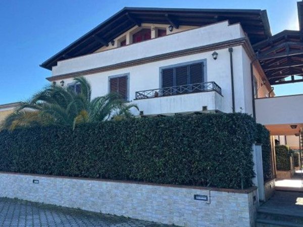 appartamento in vendita a Massa in zona Marina dei Ronchi