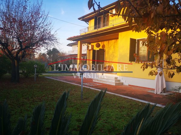casa indipendente in vendita a Massa in zona Marina di Massa