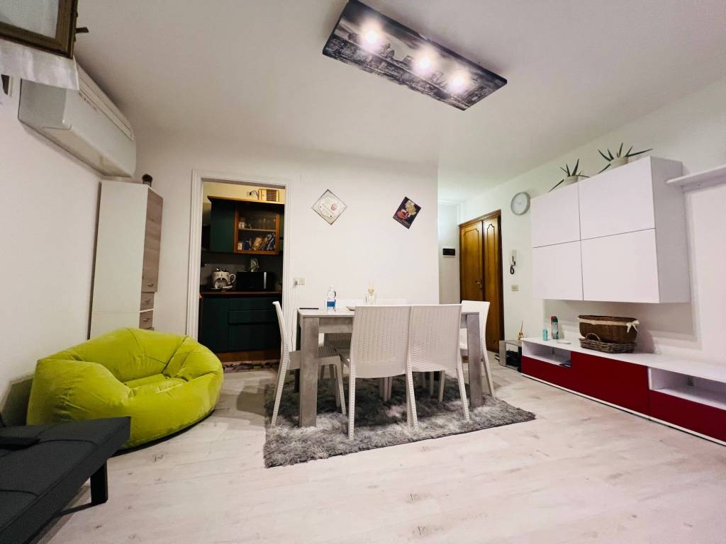 appartamento in vendita a Massa in zona Marina di Massa