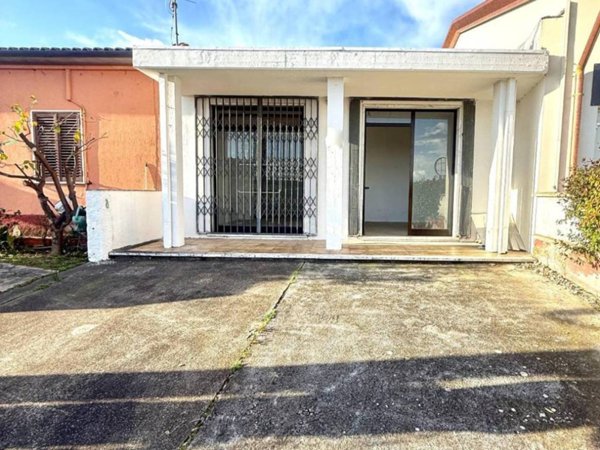 locale commerciale in vendita a Massa in zona Romagnano