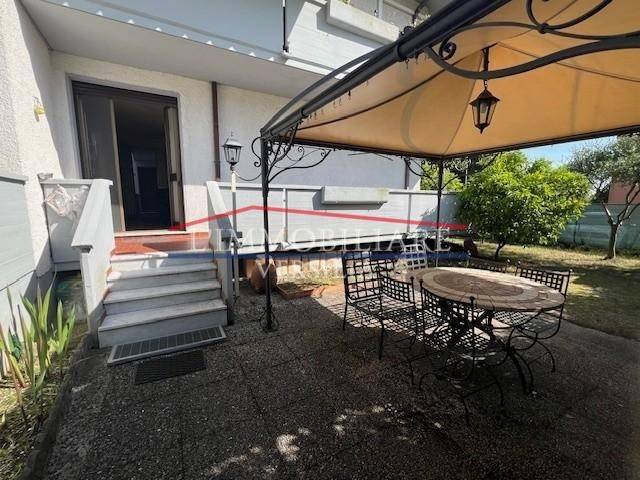 appartamento in vendita a Massa in zona Marina di Massa