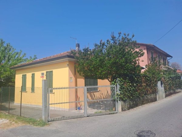 casa indipendente in vendita a Massa in zona Marina di Massa