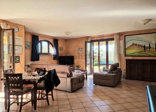 casa indipendente in vendita a Massa in zona Quercioli