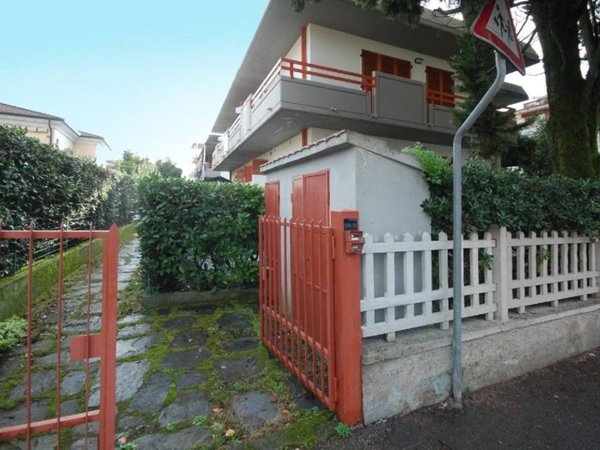 casa indipendente in vendita a Massa in zona Marina dei Ronchi
