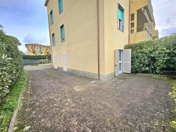 appartamento in vendita a Massa in zona Marina dei Ronchi