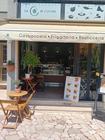 negozio in vendita a Massa in zona Marina dei Ronchi