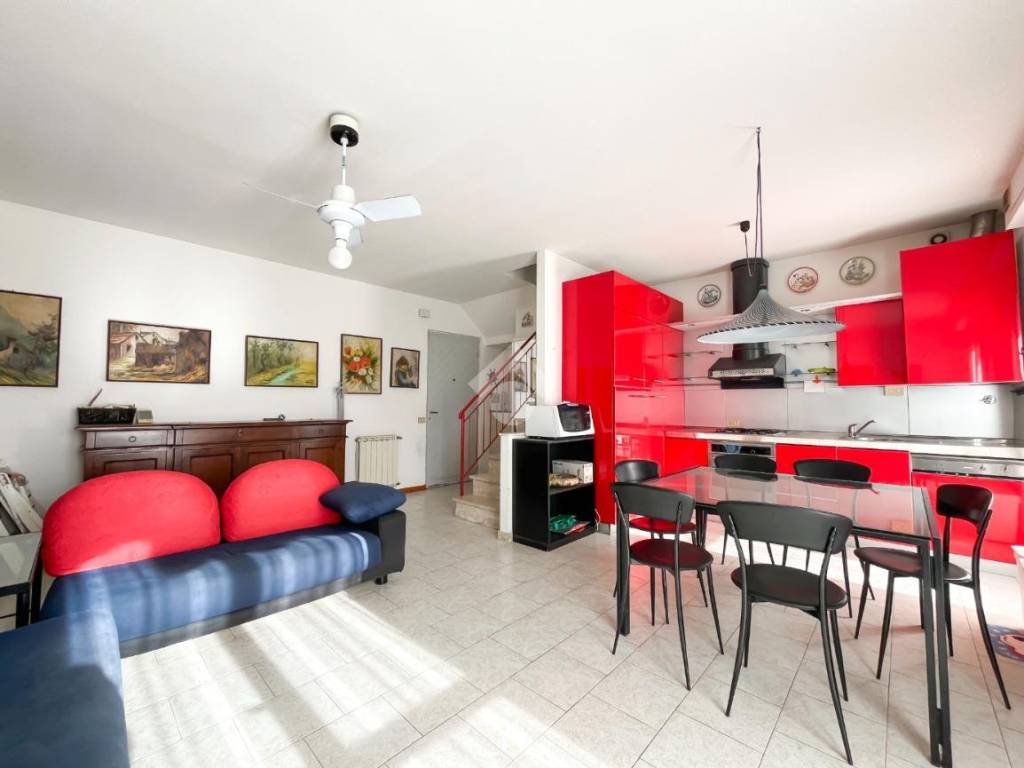 appartamento in vendita a Massa in zona Marina di Massa