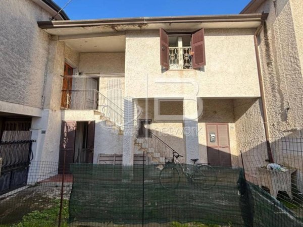 casa indipendente in vendita a Massa in zona Quercioli