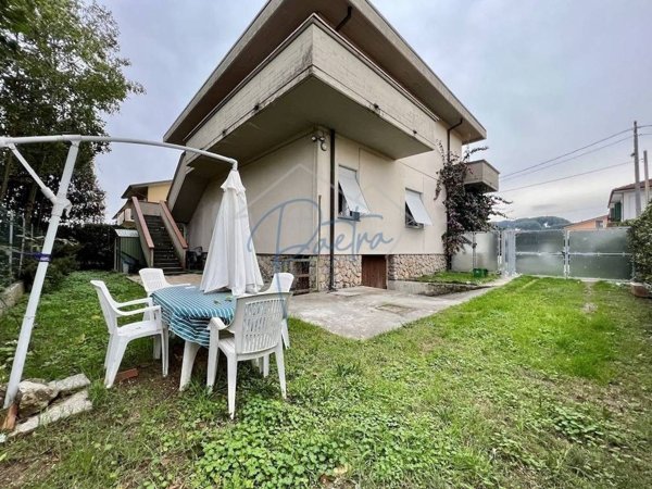 appartamento in vendita a Massa in zona Marina di Massa