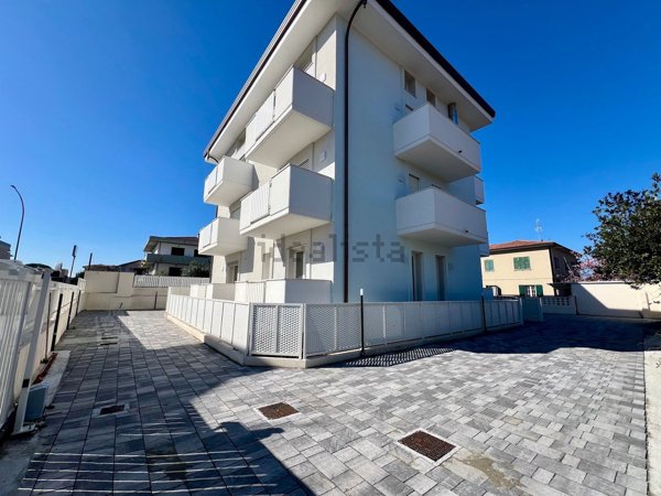 appartamento in vendita a Massa in zona Marina di Massa