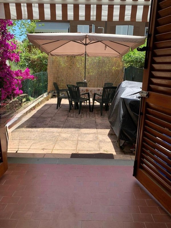 appartamento in vendita a Massa in zona Marina dei Ronchi