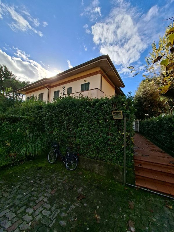 appartamento in vendita a Massa in zona Marina dei Ronchi