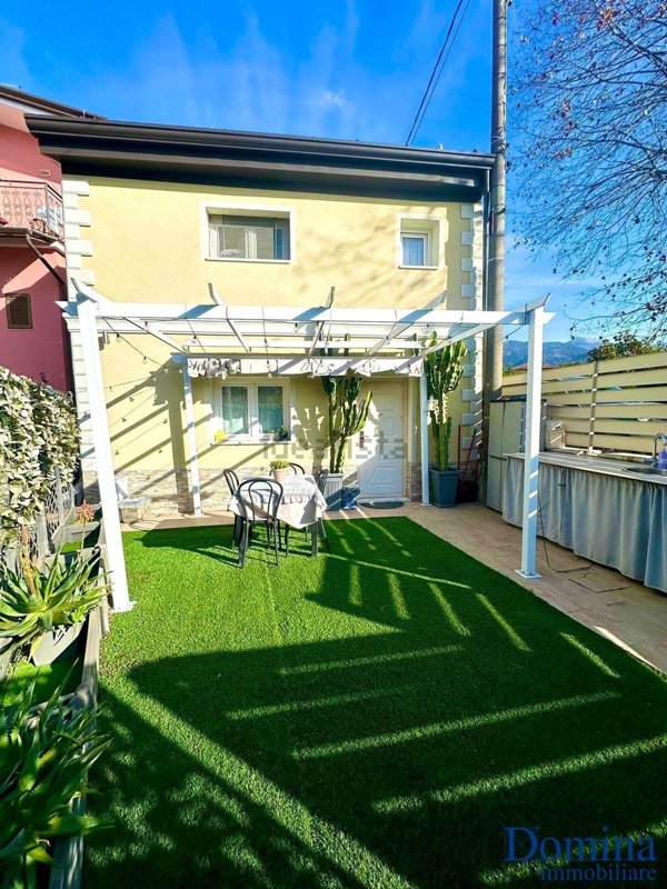 casa indipendente in vendita a Massa in zona Centro Storico