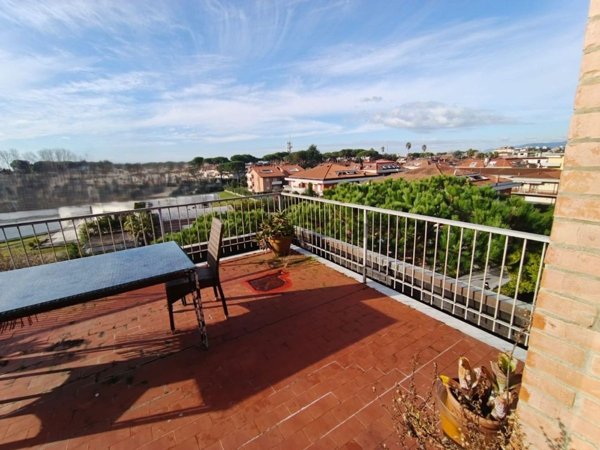 appartamento in vendita a Massa in zona Marina dei Ronchi