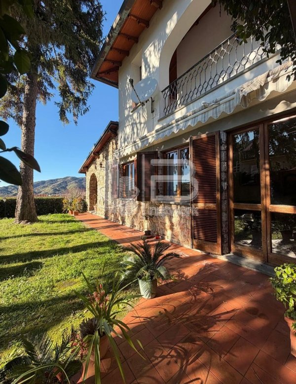 casa indipendente in vendita a Massa