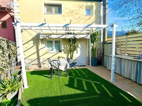 casa indipendente in vendita a Massa in zona Marina di Massa