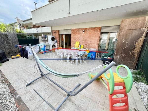 appartamento in vendita a Massa in zona Marina di Massa