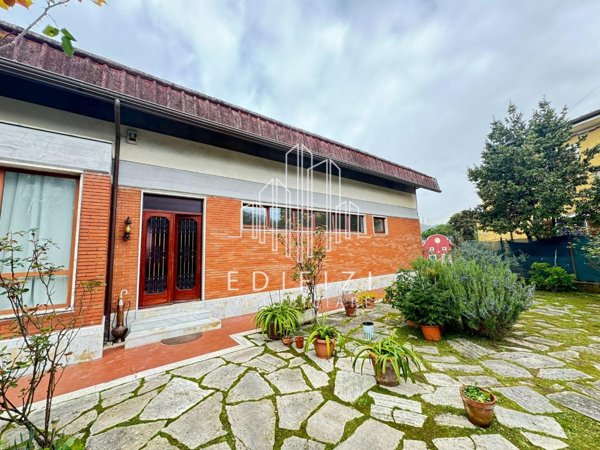 casa indipendente in vendita a Massa in zona Centro Storico