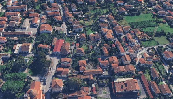 locale di sgombero in vendita a Massa in zona Quercioli