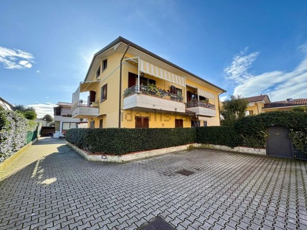 appartamento in vendita a Massa in zona Marina di Massa