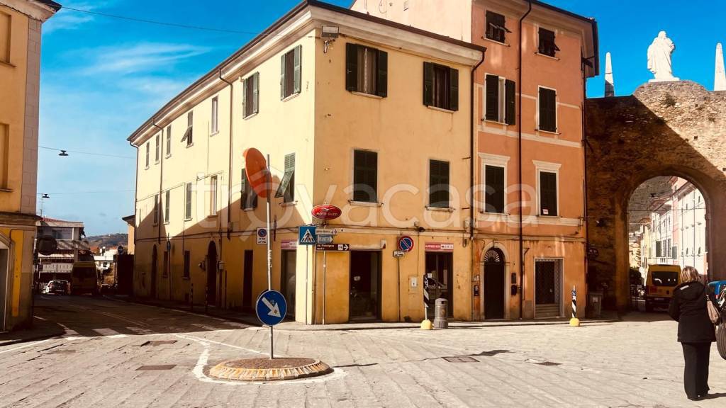 negozio in vendita a Massa in zona Centro Storico