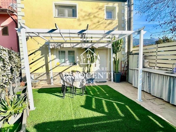 casa indipendente in vendita a Massa