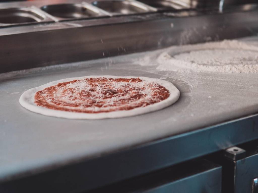 negozio in vendita a Massa in zona Marina di Massa