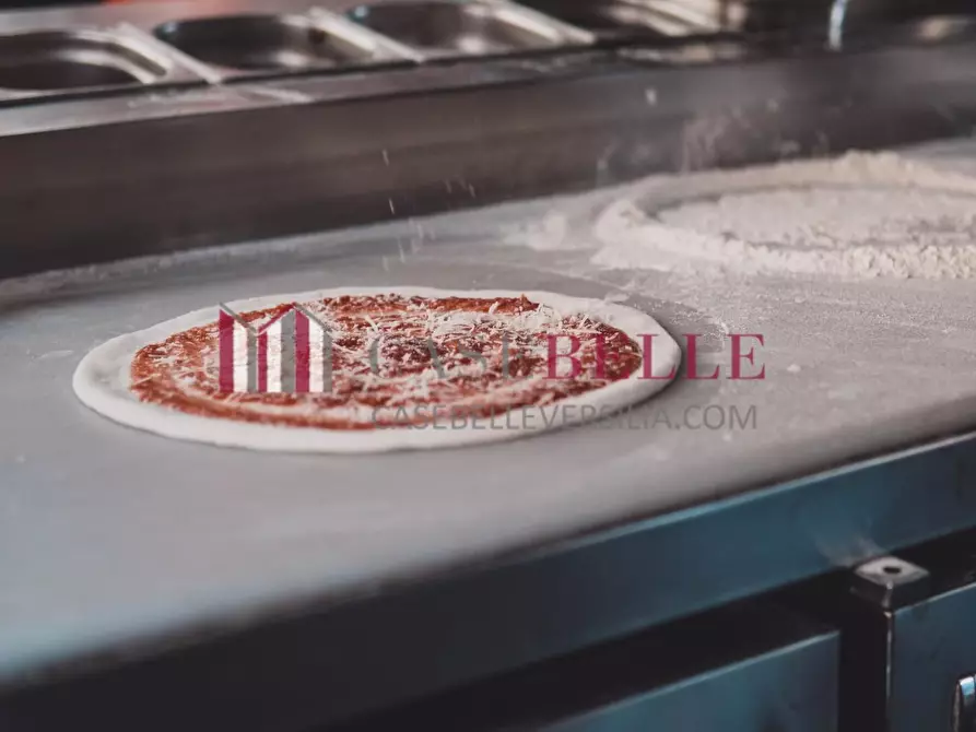 negozio in vendita a Massa in zona Marina di Massa