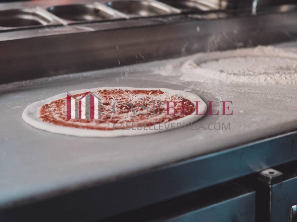 negozio in vendita a Massa in zona Marina di Massa