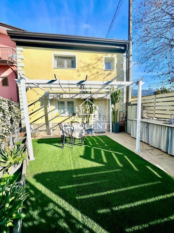 casa indipendente in vendita a Massa