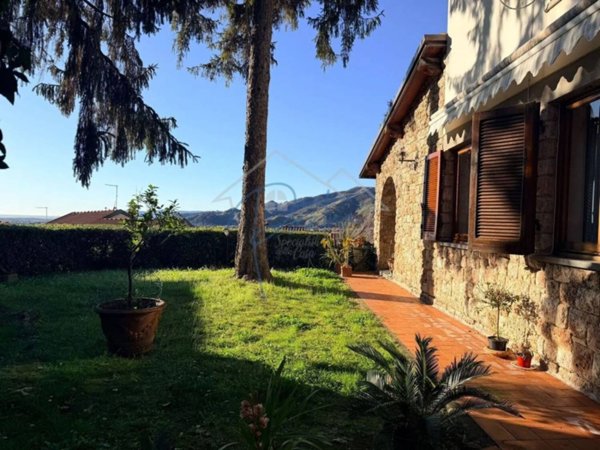 casa indipendente in vendita a Massa in zona Centro Storico