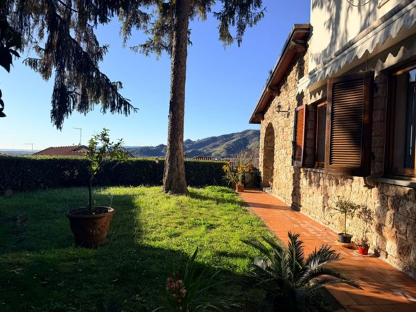 casa indipendente in vendita a Massa